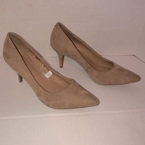 NWOT Merona Beige Faux Seude Pointed Heels 8.5